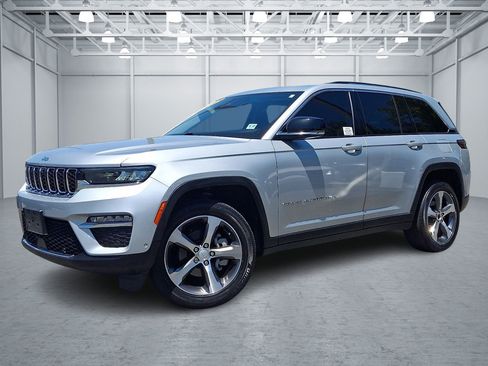Used 2023 Jeep Grand Cherokee Limited w/ Luxury Tech Group II AWD/4WD image 5