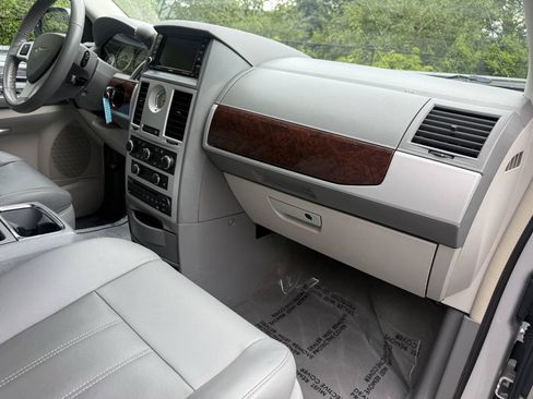 Used 2010 Chrysler Town & Country Touring FWD image 21