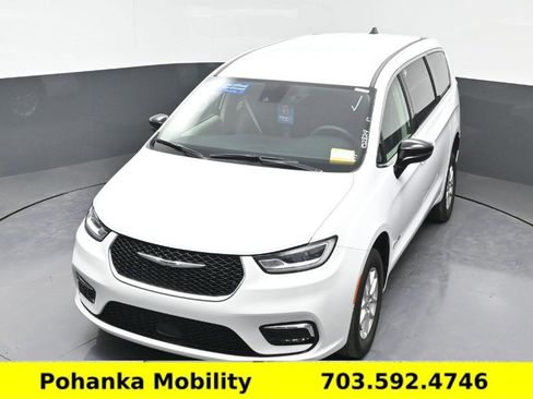 Used 2024 Chrysler Pacifica Touring-L image 18