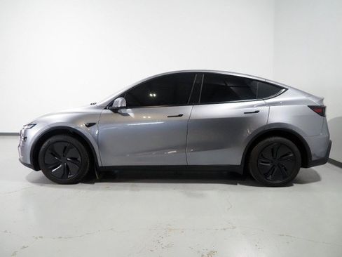 Used 2026 Tesla Model Y Long Range RWD image 10