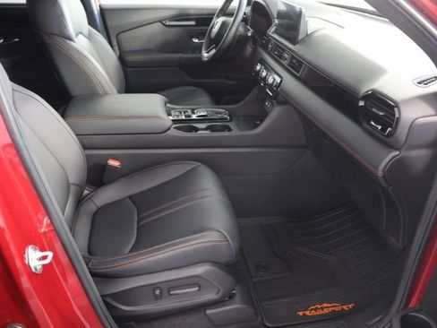 Used 2025 Honda Pilot TrailSport image 26
