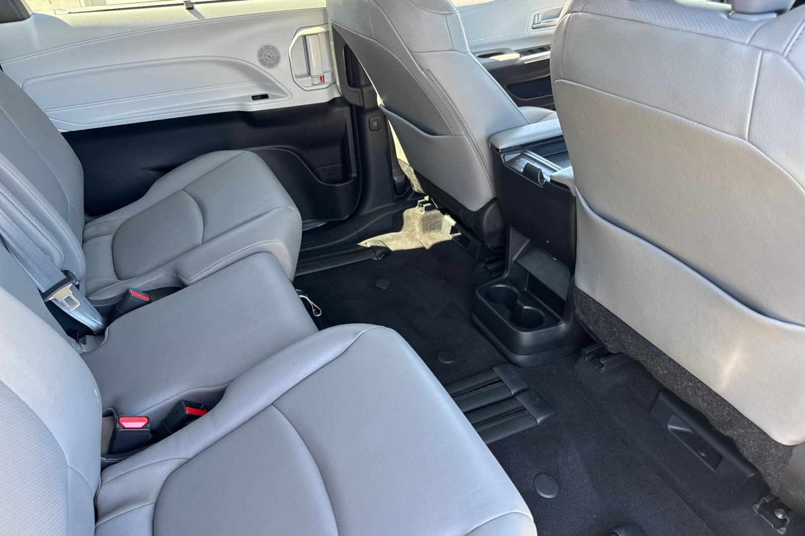 Used 2025 Toyota Sienna XLE FWD image 32