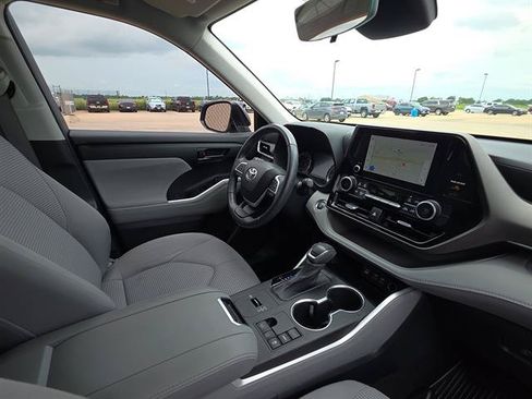 Used 2023 Toyota Highlander LE FWD image 14