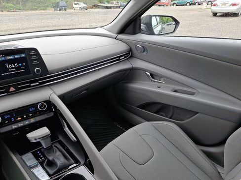 Used 2025 Hyundai Elantra Hybrid FWD image 11
