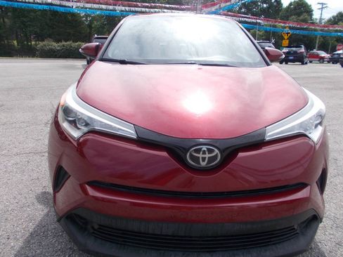 Used 2019 Toyota C-HR XLE FWD image 2