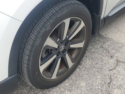 Used 2025 Honda Pilot Touring image 4