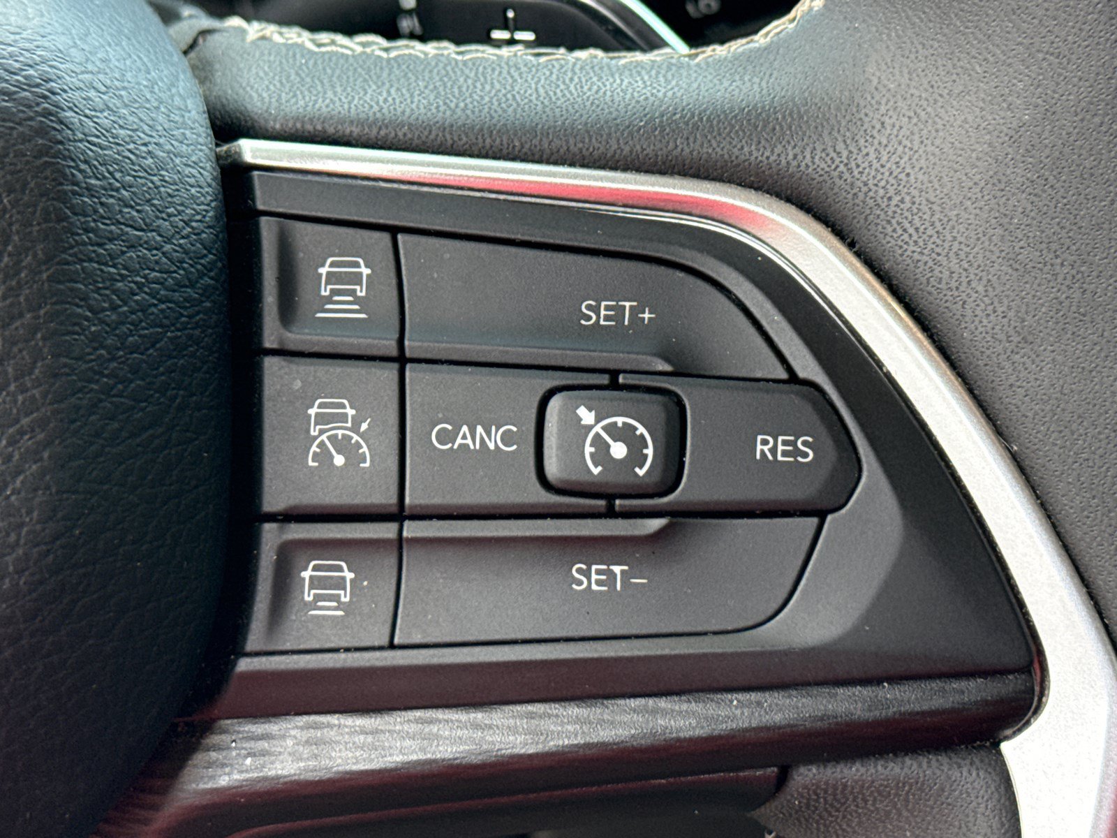 Used 2023 Jeep Grand Cherokee Laredo AWD/4WD image 26