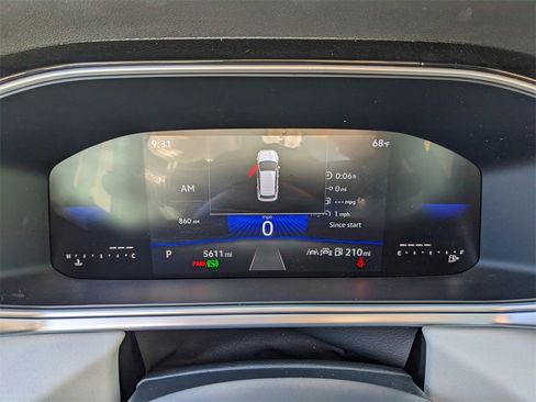 Certified 2025 Volkswagen Taos SE image 32