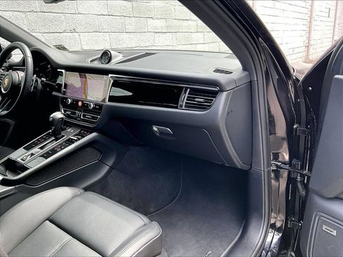 Used 2026 Porsche Macan AWD/4WD image 19