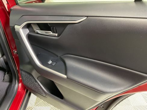Used 2019 Toyota RAV4 XLE w/ Carpet Mat Package AWD/4WD image 22