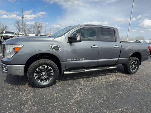 Used 2017 Nissan Titan SV image 4