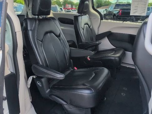 Used 2023 Chrysler Pacifica Touring-L FWD image 41
