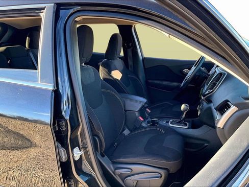 Used 2016 Jeep Cherokee Latitude w/ Comfort & Sound Group image 7