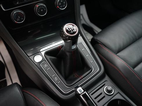 Used 2017 Volkswagen GTI SE FWD image 39