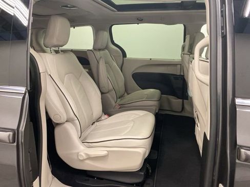 Used 2021 Chrysler Pacifica Limited w/ Uconnect Theater Family Group image 30