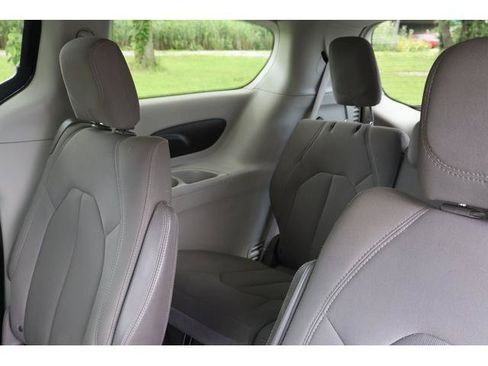 Used 2017 Chrysler Pacifica Touring FWD image 8