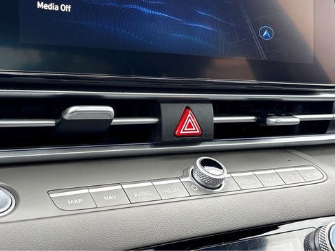 Used 2025 Hyundai Elantra SEL FWD image 9