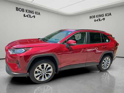 Used 2020 Toyota RAV4 XLE Premium FWD image 1