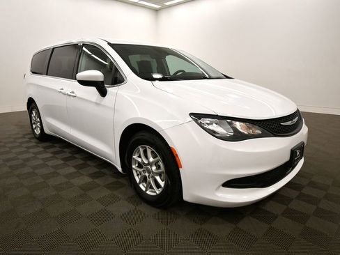 Used 2023 Chrysler Voyager LX image 10