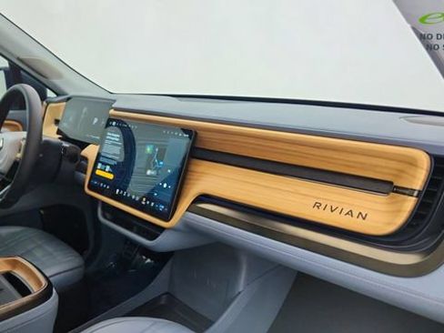Used 2025 Rivian R1T Premium AWD/4WD image 21