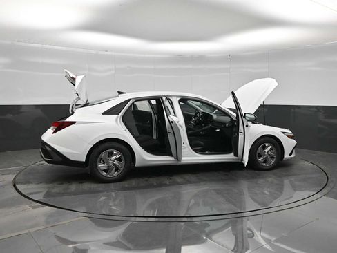 New 2026 Hyundai Elantra SE FWD image 43