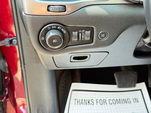 Used 2019 Jeep Cherokee Latitude Plus w/ Comfort/Convenience Group AWD/4WD image 19