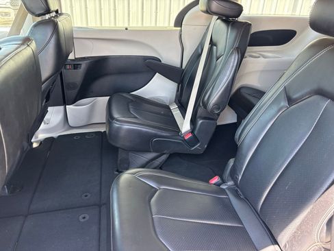 Used 2023 Chrysler Pacifica Touring-L image 11