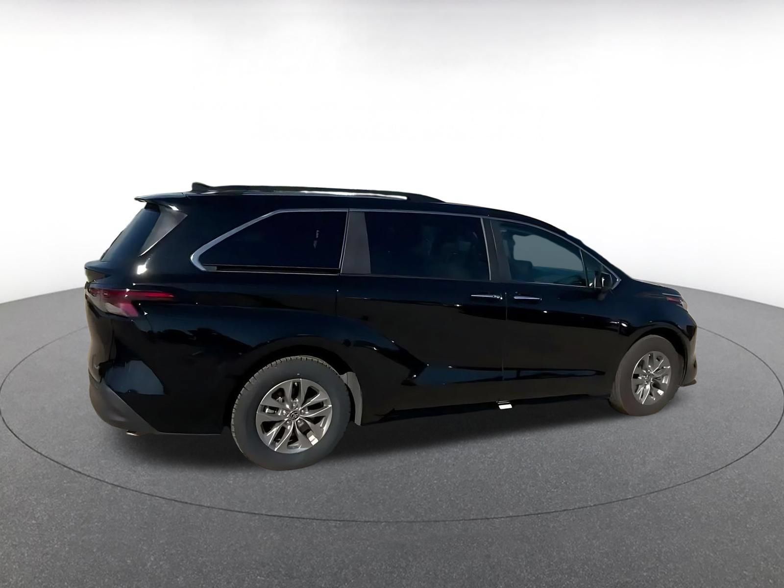 Used 2025 Toyota Sienna XLE FWD image 12