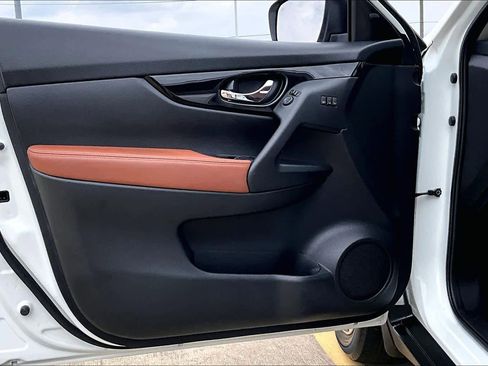 Used 2018 Nissan Rogue SL w/ Premium Package FWD image 22