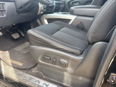 Used 2017 Nissan Titan SV image 10