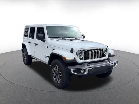 Used 2025 Jeep Wrangler Sahara image 2