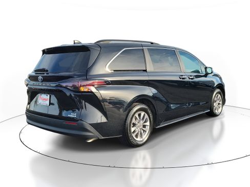 Used 2024 Toyota Sienna XLE image 4
