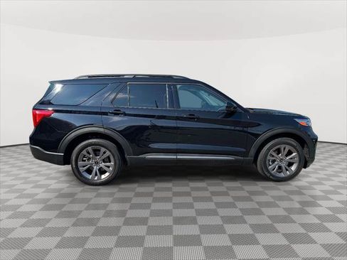 Used 2022 Ford Explorer XLT w/ Equipment Group 202A AWD/4WD image 8
