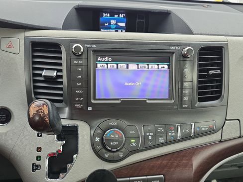 Used 2014 Toyota Sienna XLE w/ XLE Premium Package FWD image 21