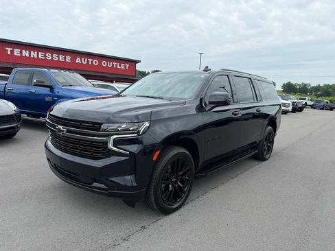 Used 2022 Chevrolet Suburban RST w/ Sport Performance Package RWD image 2