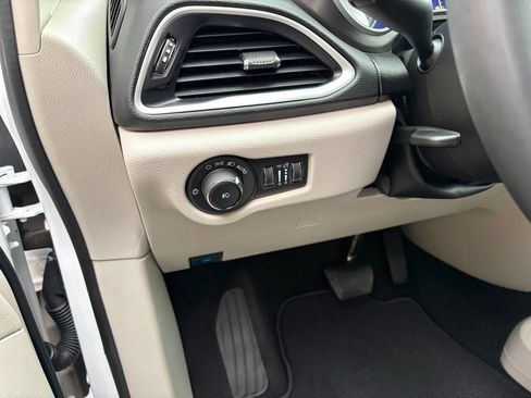 Used 2024 Chrysler Pacifica Touring-L image 33