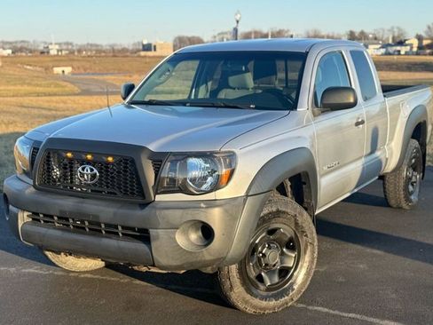 Used 2011 Toyota Tacoma 4x4 Access Cab V6 w/ Convenience Pkg image 1