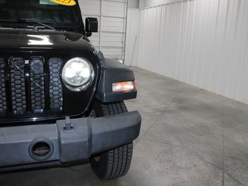 Used 2023 Jeep Gladiator Sport image 13