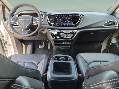 Used 2025 Chrysler Pacifica Select FWD image 26