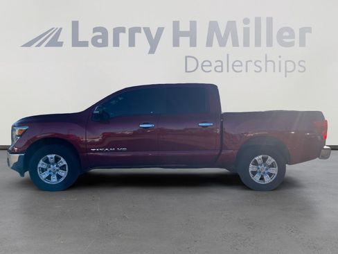 Used 2018 Nissan Titan SV image 2