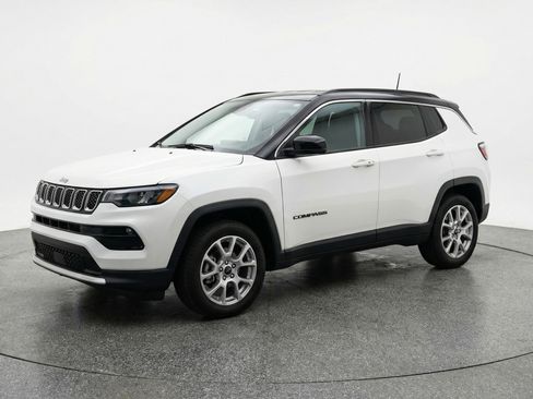 Used 2025 Jeep Compass Limited AWD/4WD image 3