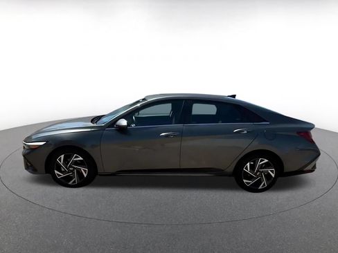 Used 2025 Hyundai Elantra SEL FWD image 9