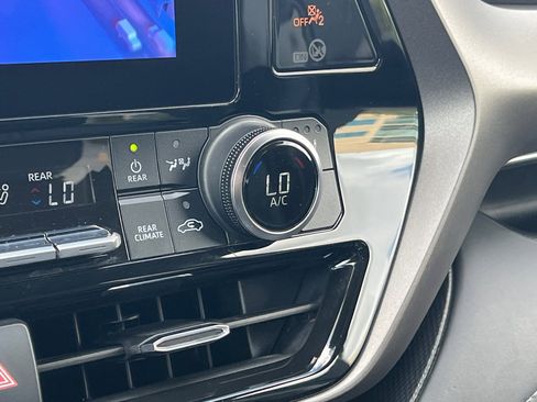 Used 2024 Toyota Highlander XLE image 30