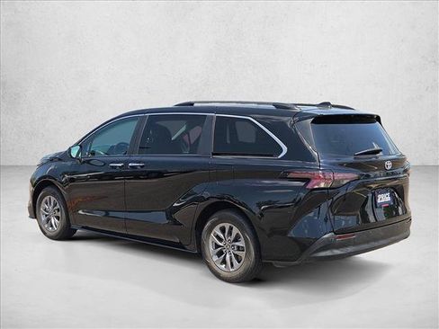 Used 2023 Toyota Sienna XLE FWD image 7