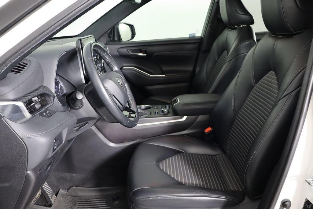 Used 2021 Toyota Highlander XSE AWD/4WD image 7
