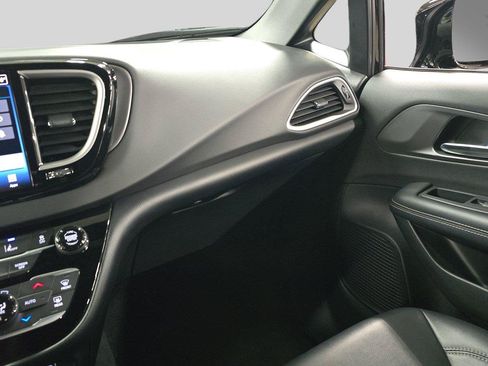 Used 2025 Chrysler Pacifica Select FWD image 25