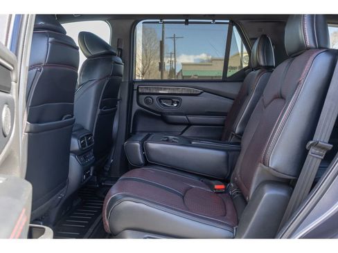 Used 2025 Honda Pilot Black Edition image 13