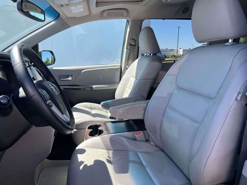 Used 2017 Toyota Sienna XLE w/ XLE Navigation Package FWD image 27