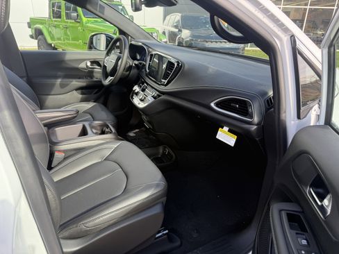 New 2026 Chrysler Pacifica Select image 13