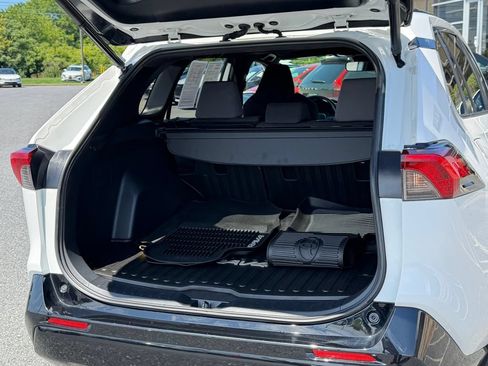 Used 2022 Toyota RAV4 SE w/ Weather & Moonroof Package AWD/4WD image 19